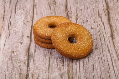 Tatlı ve çıtır çıtır zencefilli kurabiye yığını