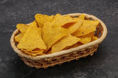 Meksika mısır cipsi üçgen yığını.