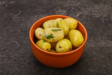 Kasede taze haşlanmış patates soğan servis edildi.