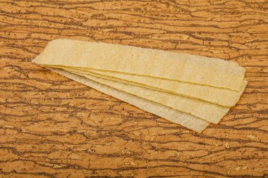 Doğal yağ ve tuzlu patates cipsi yığını. 