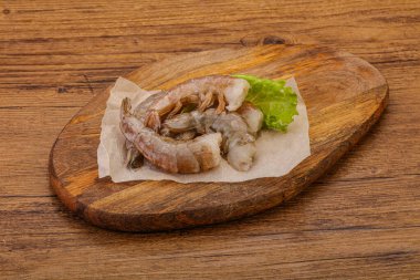 Çiğ kaplan karides yığını yemek için.