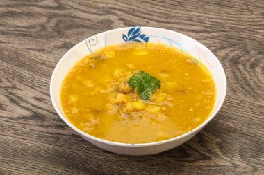 Füme et ve sebzeli bezelye çorbası.