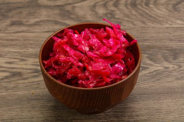Kasede pancar kökü olan marine edilmiş kırmızı lahana.