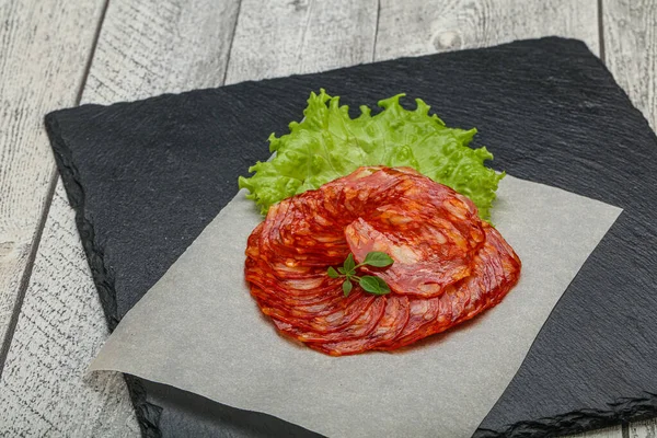 Italské Tradiční Vepřové Klobásy Chorizo Podávané Bazalkové Listy — Stock fotografie