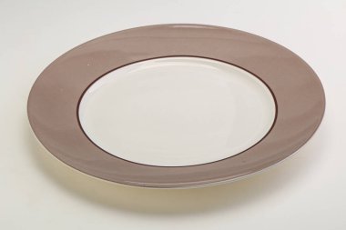 Mutfak için boş renk tabağı izole edildi