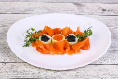 Kırmızı ve siyah havyarlı dilimlenmiş somon balığı