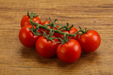 Taze olgun domates dalıyla izole edilmiş.