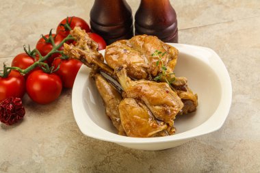 Tatlı ve baharatlı soslu tavşan yahnisi.