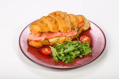 Kahvaltıda somonlu taze kruvasan.