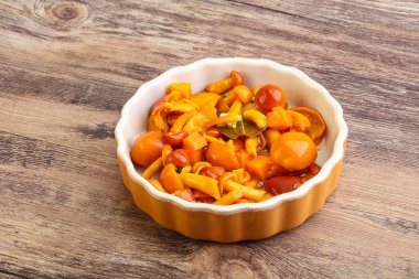 Baharatlı salamura bal mantarı kasede.