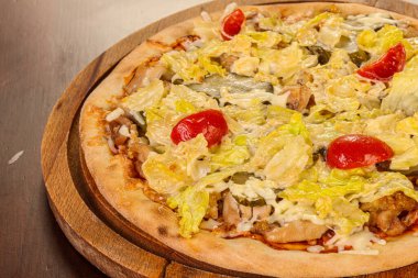 Buzdağı salatası ve tavuklu İtalyan Pizza Sezar.