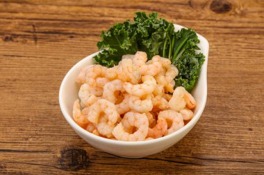 Kasede küçük kabuksuz karides kokteyli.