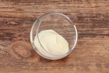 Süt ekşi krema kasede