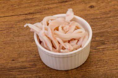 Lezzetli marine edilmiş mürekkep balığı kasede atıştırmalık parçalar.