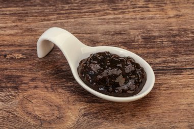 Kasede acı biber sosu var.