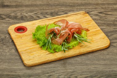 Biberiyeli dilimlenmiş domuz eti.