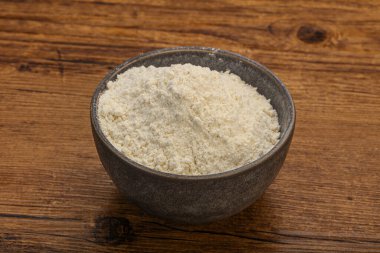 Buğday unu kasede yemek pişirmek için.