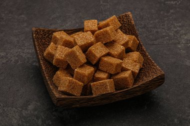 Kahverengi baston şeker yavruları kasede