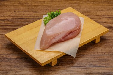 Pişirmek için çiğ tavuk göğsü.