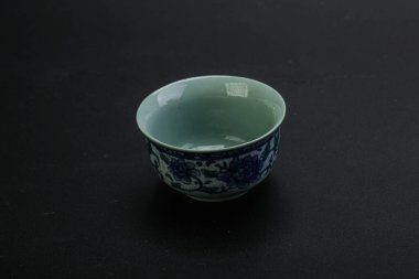 Çay için boş Çin bardağını temizle.