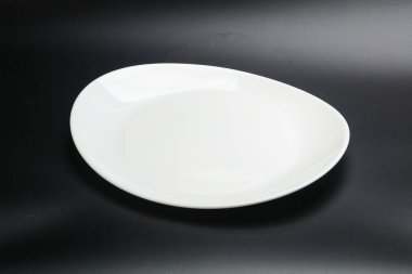 İzole edilmiş servis için beyaz boş tabak