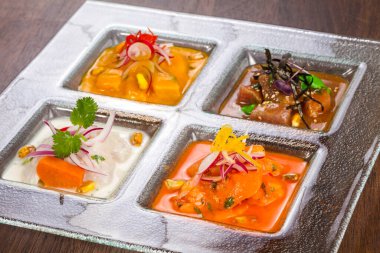 Somon ve soslu balık atıştırmalığı.