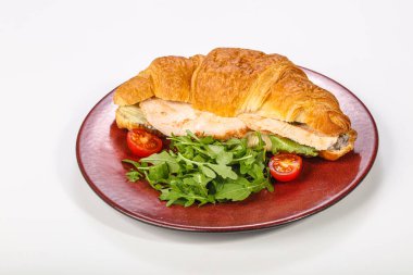 Tavuk göğsü ve roka ile taze kruvasan.