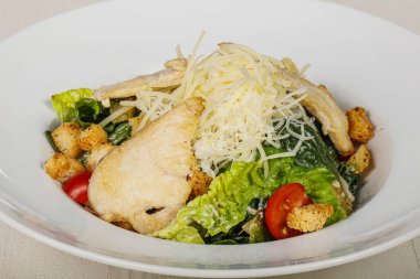 Geleneksel Sezar salatası, tavuk ve kiraz domatesli.