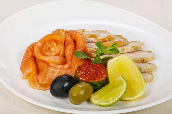 Snack Pescado Rodajas Con Salmón Caviar Aceitunas —  Fotos de Stock