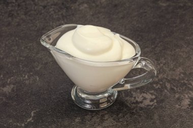 Süt ekşi krema kasede