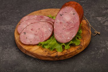 Baharatlı ve otlu füme jambon.