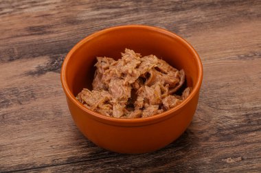 Salata için konserve ton balığı filetosu.