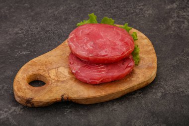 Izgara için çiğ ton balığı bifteği.