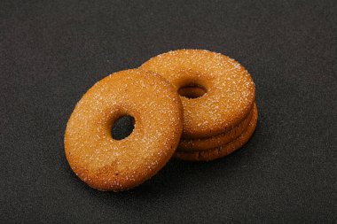 Tatlı ve çıtır çıtır zencefilli kurabiye yığını