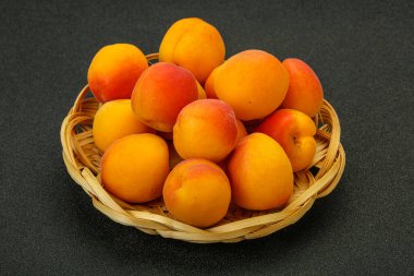 Taze, tatlı, birkaç kayısı meyvesi.