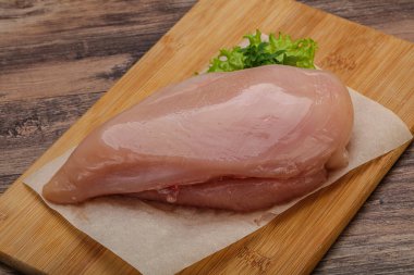 Pişirmek için çiğ tavuk göğsü.