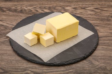 Sütlü doğal sarı tereyağı.