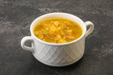 Füme et ve sebzeli bezelye çorbası.