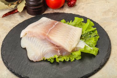 Pişirmek için çiğ pangasius fileto balığı.