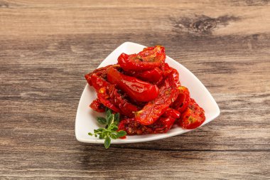 Zeytinyağlı, güneşte kurutulmuş domates, otlar ve baharatlar.