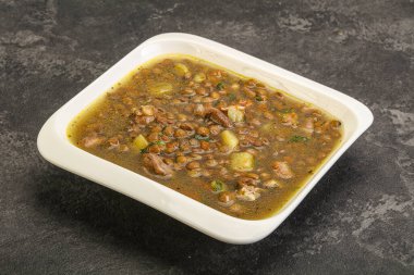Geleneksel tavuk ve sebzeli mercimek çorbası.