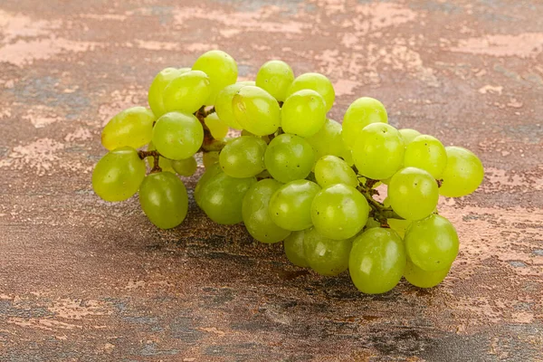Dojrzała Zielona Gałąź Winogron Izolowana — Zdjęcie stockowe