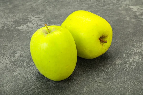 Zwei Reife Grüne Süße Leckere Äpfel — Stockfoto