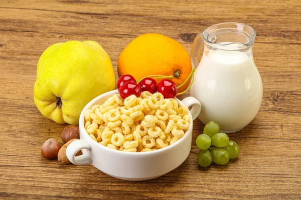 Frukost Med Majsringar Frukt Och Mjölk — Stockfoto
