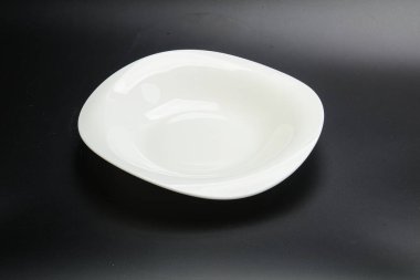 İzole edilmiş servis için beyaz boş tabak