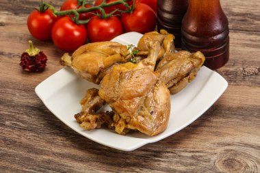 Tatlı ve baharatlı soslu tavşan yahnisi.