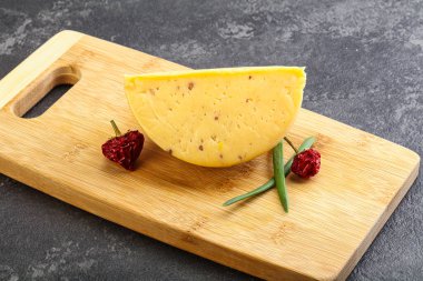 Cevizli sert peynir tuğlası.