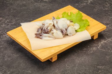 Çiğ deniz ürünleri, güvertede pişirmek için mürekkep balığı.