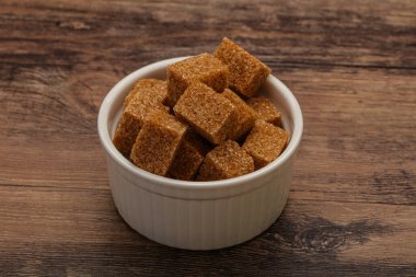 Kahverengi baston şeker yavruları kasede