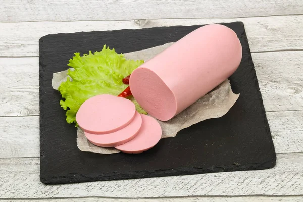 Geschnittene Schweinswurst Mit Salatblättern — Stockfoto